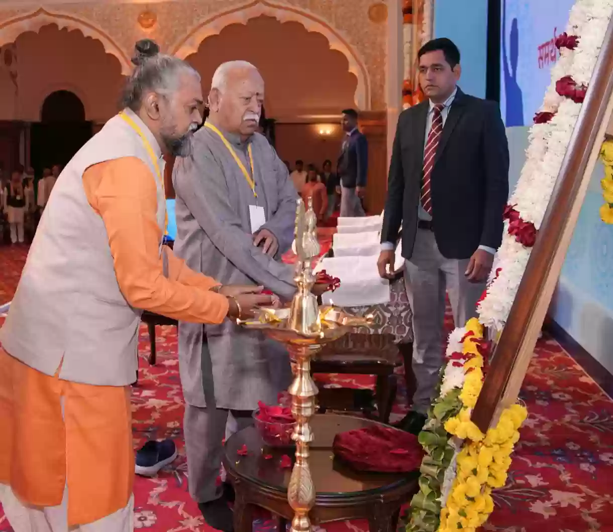 संघ प्रमुख डॉ. मोहन भागवत बोले- संपूर्ण समाज के योगदान से ही कोई भी देश होता है बड़ा, युवाओं से किया ये आह्वान…