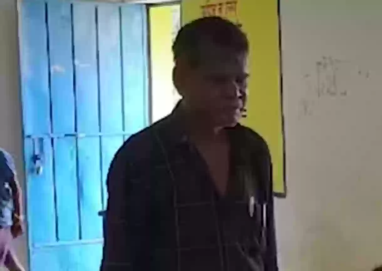 शराब के नशे में छात्राओं के साथ डांस करने के आरोप में प्रधान पाठक निलंबित