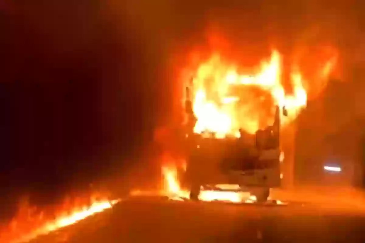 रायसेन में चलती बस में लगी आग, ट्रक चालक की सूझबूझ से बचे 50 यात्री, पूरी बस जलकर खाक