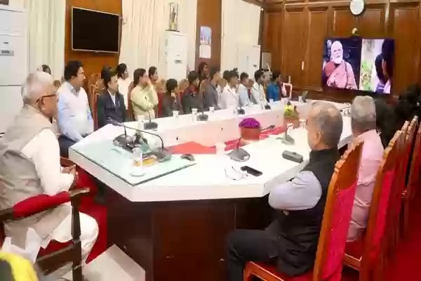 लोक भवन से विद्यार्थियों ने देखा ‘परीक्षा पे चर्चा’ का प्रसारण, राज्यपाल मंगुभाई पटेल ने कहा- प्रधानमंत्री का विद्यार्थियों के साथ सीधा संवाद सार्थक और नवाचारी