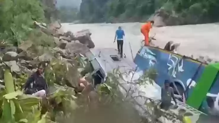 नेपाल में यूपी नंबर की बस अनियंत्रित होकर नदी में गिरी, 40 भारतीय टूरिस्ट थे सवार; 14 की मौत