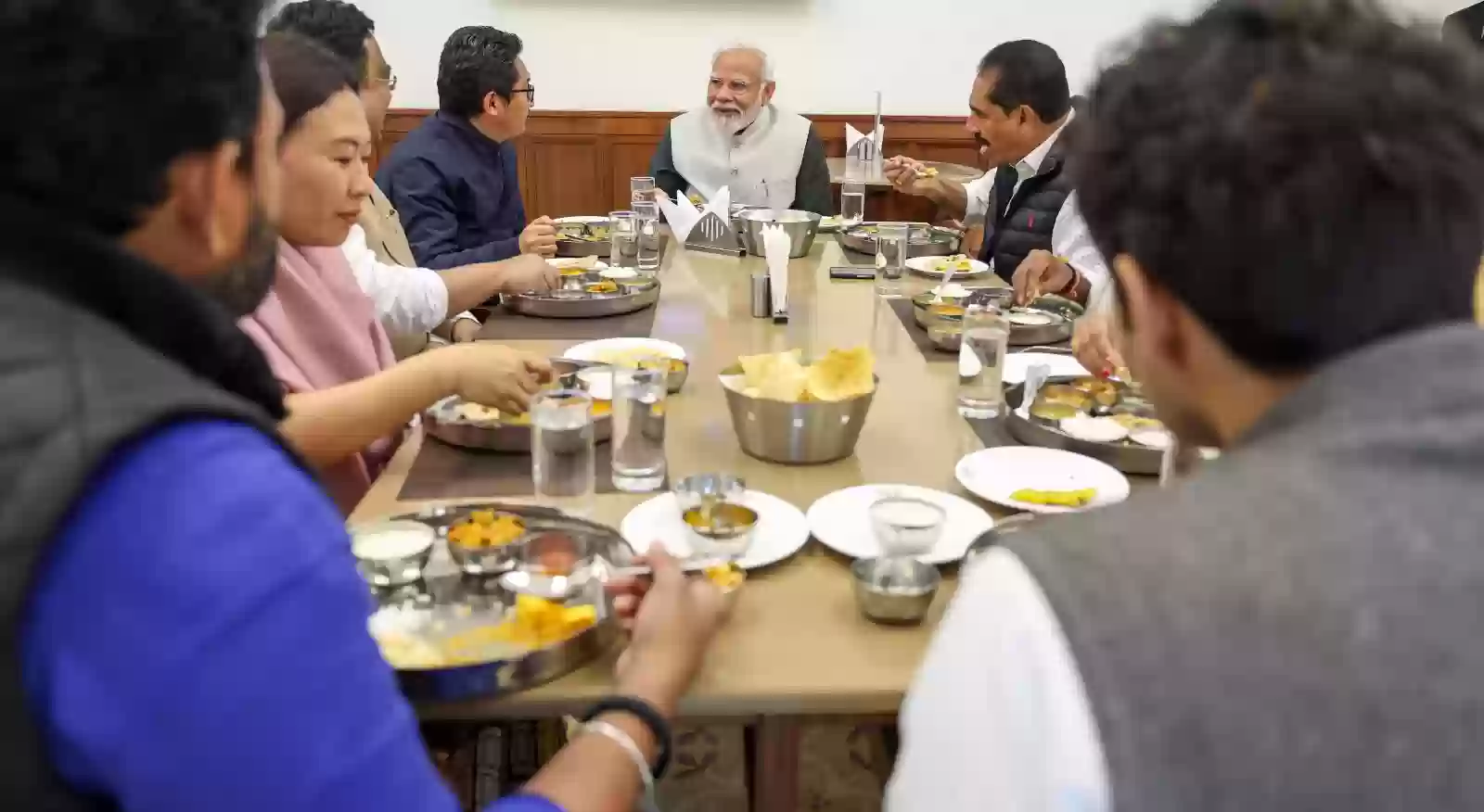 सांसदों के साथ पीएम मोदी ने संसद भवन की कैंटीन में किया लंच, दाल-चावल और सब्जी खाई