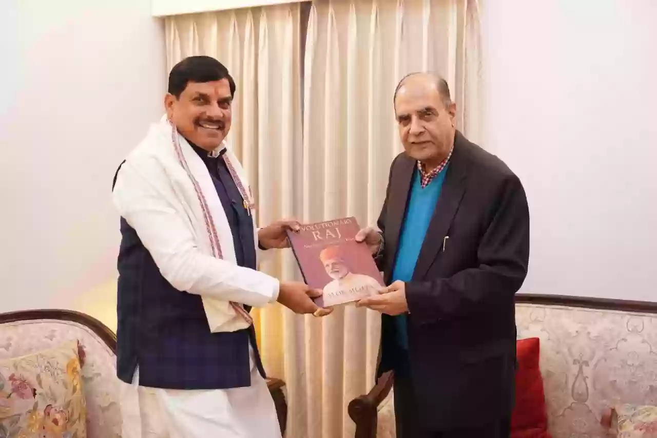 पद्मश्री लेखक आलोक मेहता ने मुख्यमंत्री डॉ. मोहन यादव को भेंट की ‘मोदी राज के 25 वर्ष’ पर आधारित पुस्तक