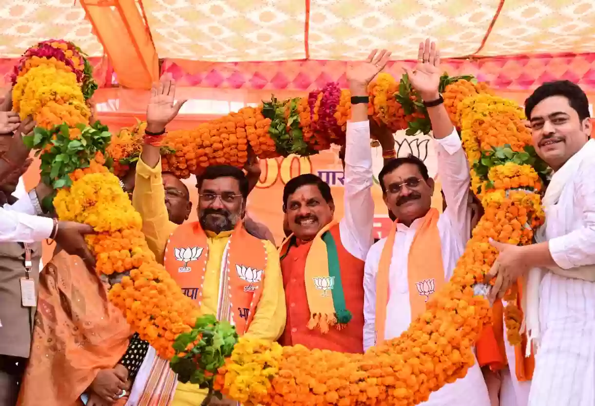 मुख्यमंत्री मोहन यादव और वीडी शर्मा ने उत्तर प्रदेश के हमीरपुर में जनसभा को संबोधित किया, सीएम बोले - पीएम मोदी सनातन की ध्वजा को दुनिया भर में फहरा रहे