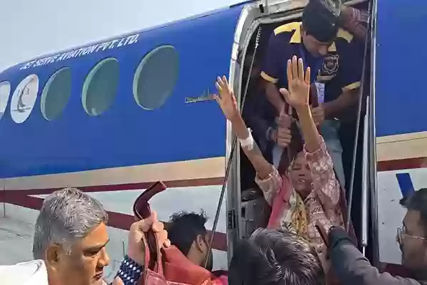 लकवा ग्रस्त मरीज ताराबाई को बेहतर इलाज के लिए पीएमश्री एयर एम्बुलेंस के जरिए खंडवा से भेजा गया इंदौर