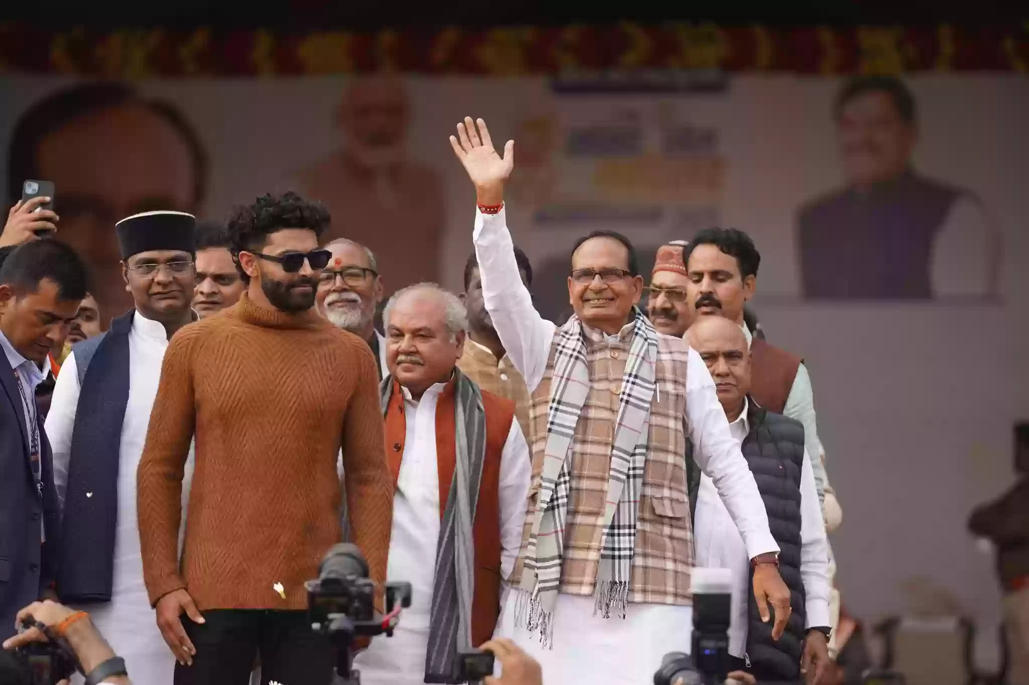 जब देश के कृषि मंत्री शिवराज सिंह चौहान ने भारतीय क्रिकेटर रविन्द्र जडेजा की गेंद को किया बॉउंड्री पार... तालियों से गूंज उठा स्टेडियम