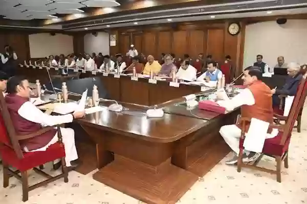 नक्सलियों के साथ मुठभेड़ में वीरगति को प्राप्त निरीक्षक आशीष शर्मा के परिजन को एक करोड़ रुपए की आर्थिक सहायता, छोटे भाई को नौकरी