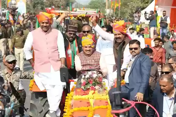 किसान की भूमिका में नजर आए मुख्यमंत्री डॉ. मोहन यादव, ट्रैक्टर चलाकर कृषक कल्याण वर्ष का किया शुभारंभ