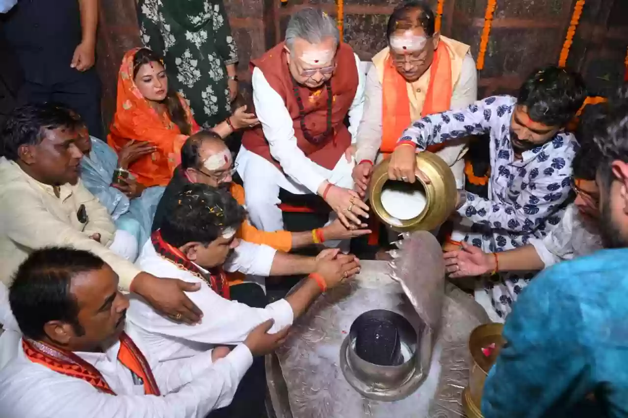 सीएम विष्णु देव साय ने बाबा भोरमदेव मंदिर के पास कावड़ियों और शिव भक्तों पर हेलीकॉप्टर से बरसाए फूल