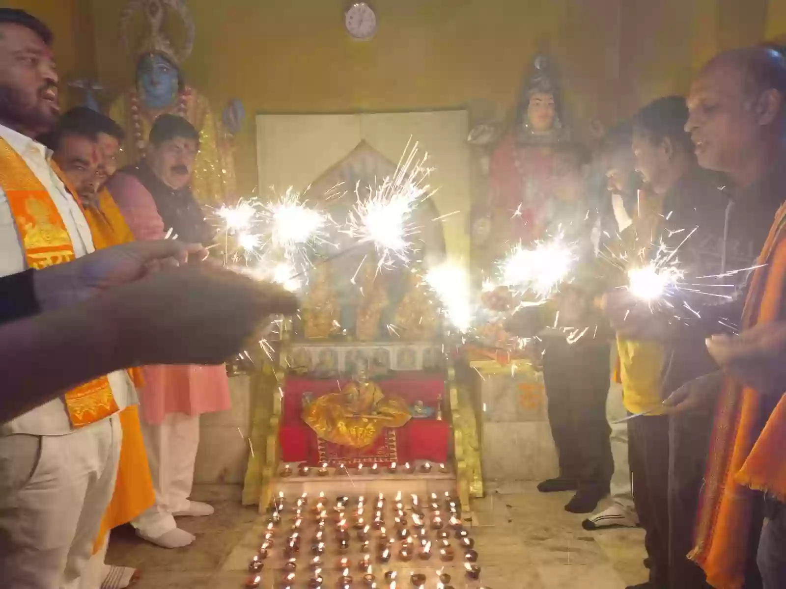 अयोध्या में ध्वजारोहण… भोपाल में छाया उल्लास, जाग्रत हिंदू मंच ने राम मंदिर में जलाए 501 दिये
