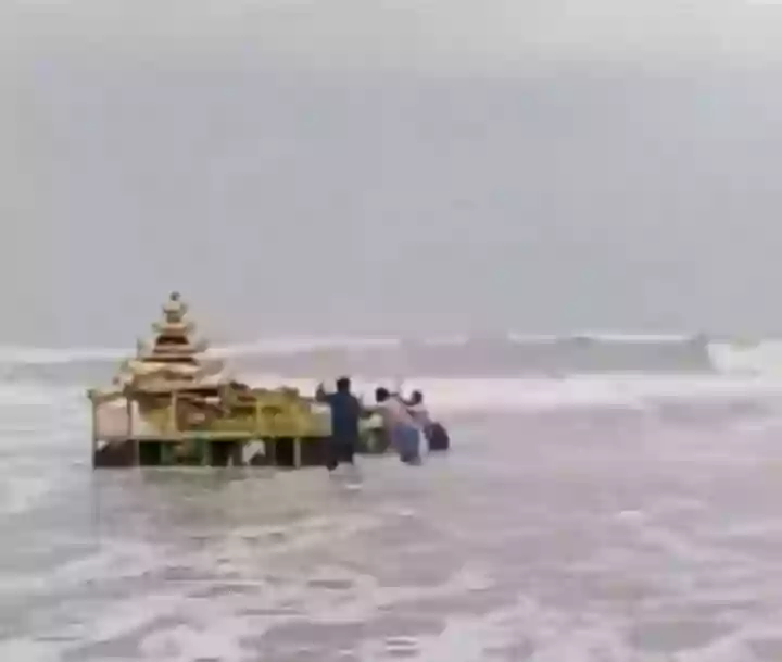 चक्रवात 'असानी' के चलते समुद्री लहरों में मिला 'गोल्डन रथ', लोग इसे देख कर हुए हैरान