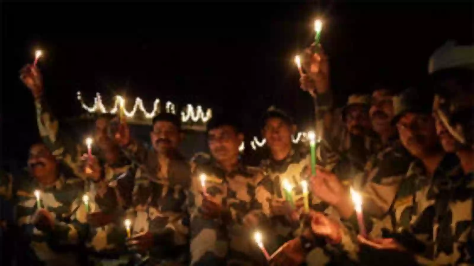 बीएसएफ ने बॉर्डर पर मनाई दिवाली, पाकिस्तान रेंजर्स को भेंट की मिठाई