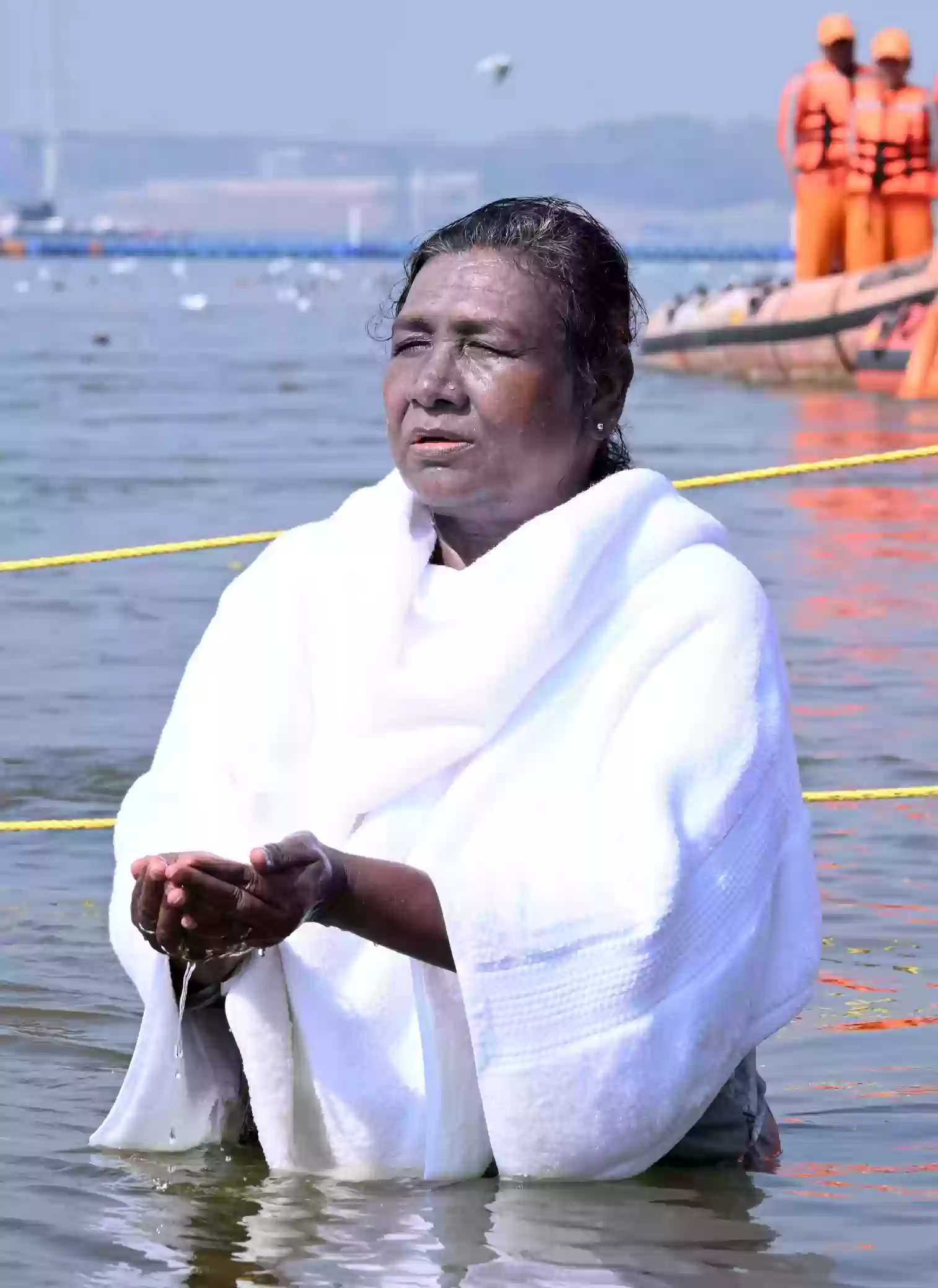 महाकुंभ में राष्ट्रपति की ऐतिहासिक आस्था यात्रा! संगम में लगाई पवित्र डुबकी