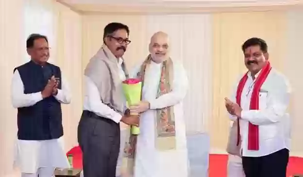 गृहमंत्री अमित शाह ने नक्सलवाद के विरुद्ध चलाए गए अभियानों में अहम भूमिका निभाने वाले अधिकारियों को किया सम्मानित