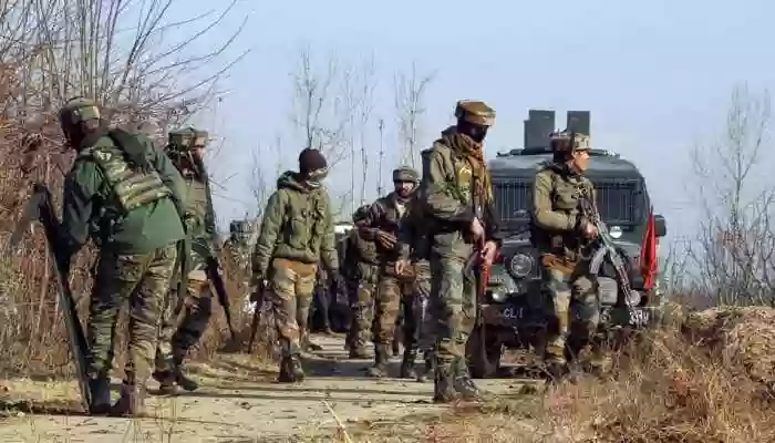जम्मू-कश्मीर के पुलवामा में आतंकियों व सुरक्षा बलों में मुठभेड़
