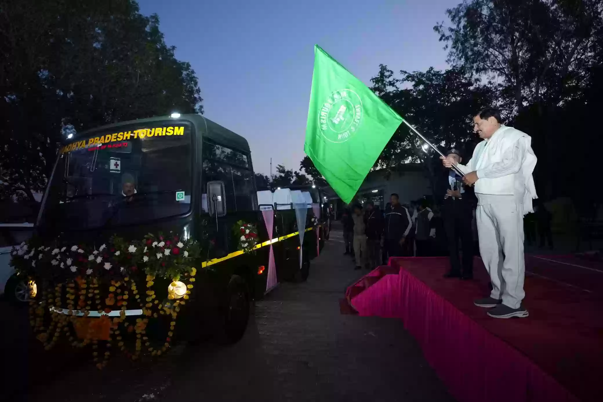 MP में जंगल सफारी होगी सुपर लग्ज़री! CM मोहन यादव ने दिखाई हरी झंडी, अब वीविंग कैंटर बसों से मिलेगा अनोखा रोमांच