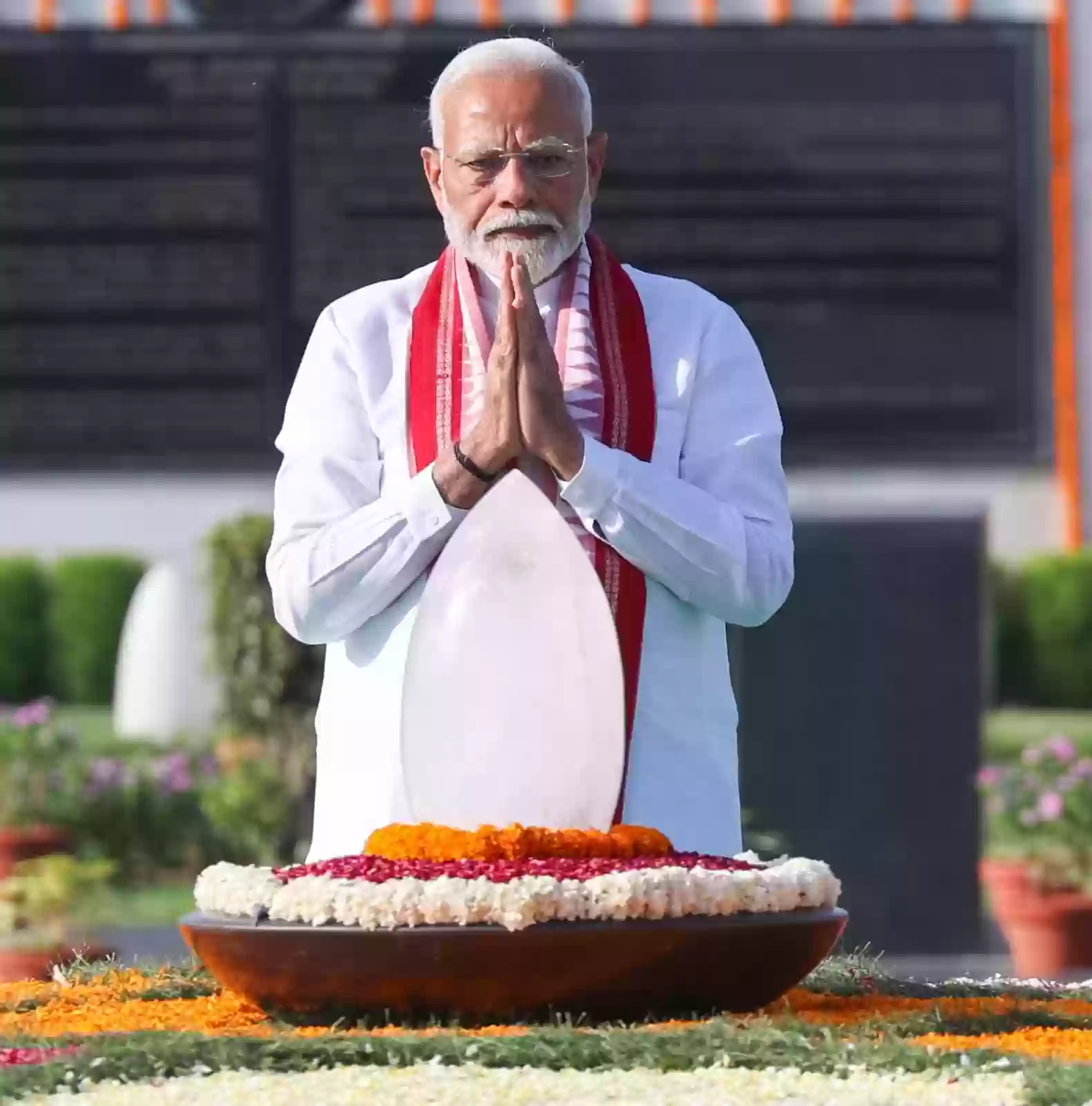 नरेंद्र मोदी ने गांधी-अटल की समाधि पर पहुंचकर दी श्रद्धांजलि, शाम 7:15 बजे तीसरी बार पीएम पद की लेंगे शपथ