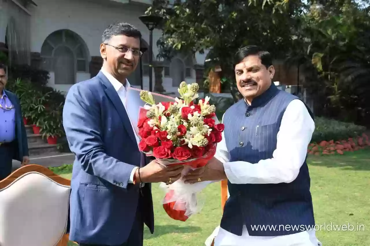 भोपाल में 11 IAS अफसरों के तबादले के बाद मनीष सिंह को फिर मिली जनसंपर्क विभाग की कमान, CM मोहन यादव से की अहम मुलाकात