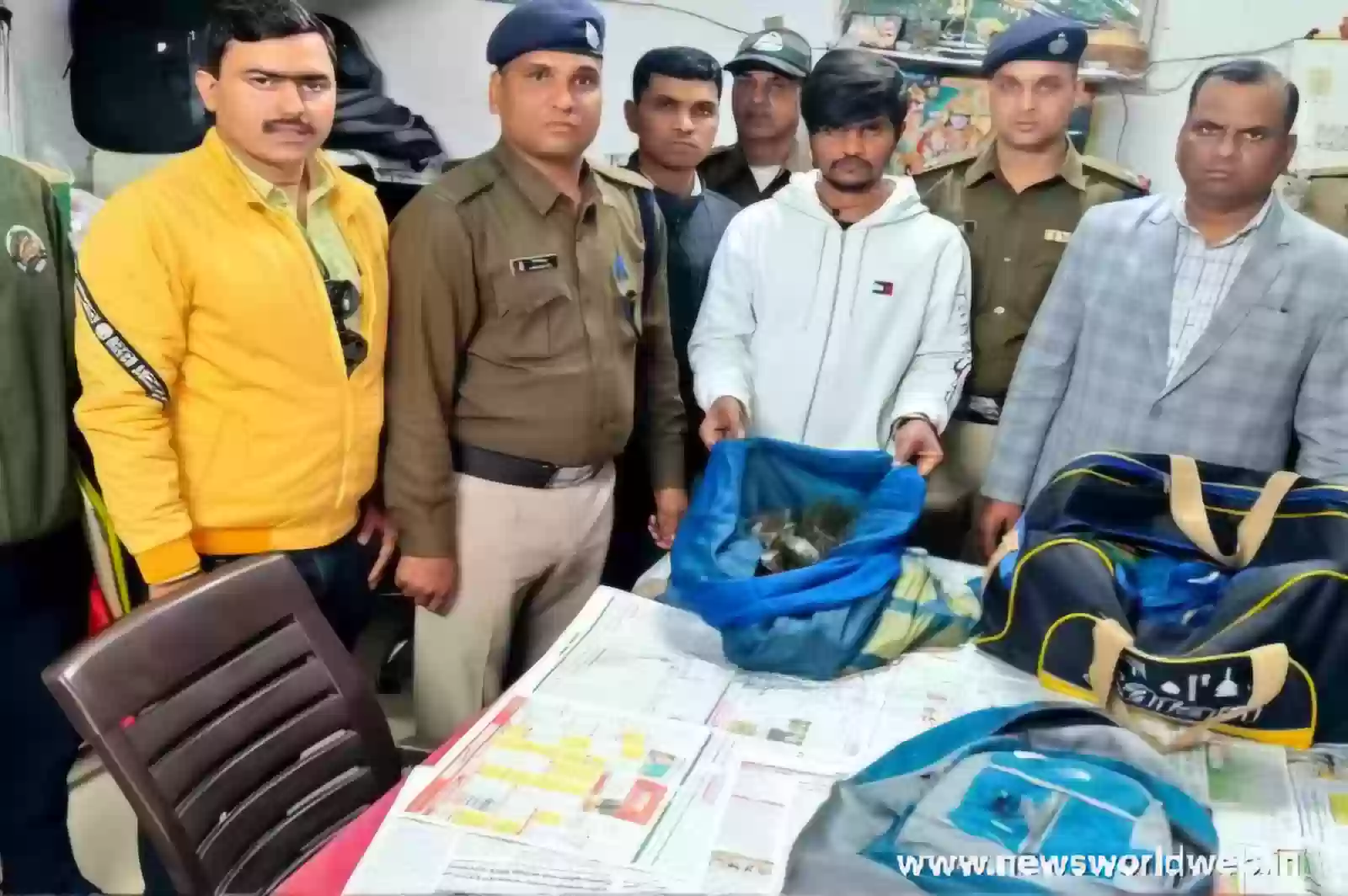 भोपाल में वन्यजीव तस्करी का भंडाफोड़: रेलवे स्टेशन पर 311 जिंदा कछुए जब्त, कोच अटेंडर गिरफ्तार