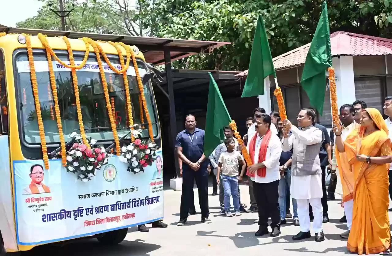 दृष्टि और श्रवण बाधित बच्चों को सीएम की सौगात, निशुल्क बस सेवा का किया शुभारंभ