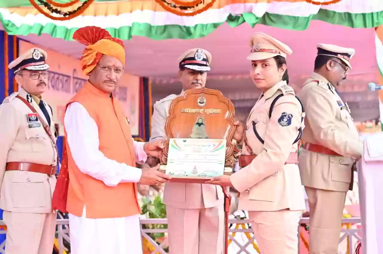 मुख्यमंत्री विष्णुदेव साय ने 35 पुलिस अधिकारियों और जवानों को उत्कृष्ट सेवा के लिए पुलिस पदकों से किया सम्मानित
