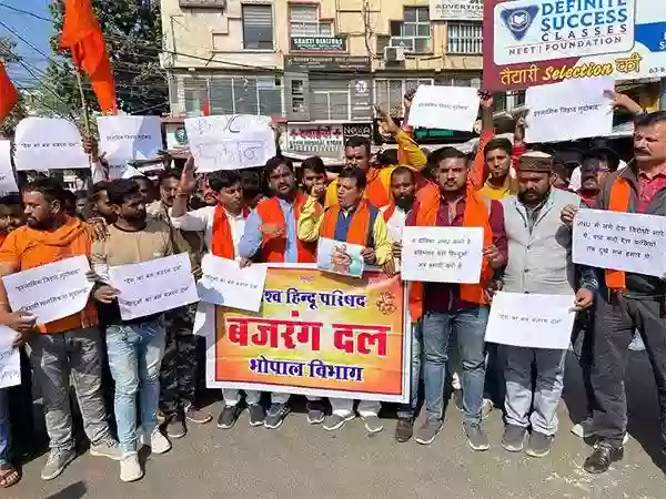 फिल्म पठान को लेकर मध्य प्रदेश में कई जगहों पर विरोध प्रदर्शन