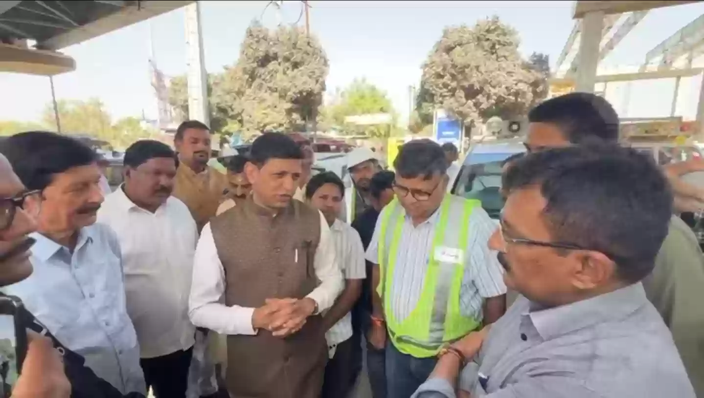 ‘ब्रिज बन गए, पर सर्विस रोड अब तक क्यों नहीं?’ — मेट्रो अधिकारियों पर भड़के इंदौर महापौर भार्गव