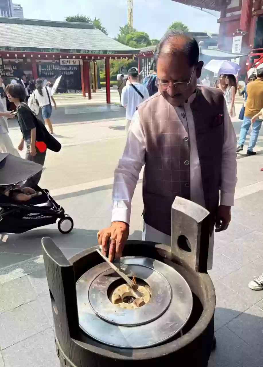 सीएम विष्णुदेव साय पहुंचे जापान, टोक्यो के असाकुसा मंदिर में की पूजा-अर्चना