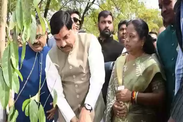 मुख्यमंत्री डॉ. मोहन यादव ने पंडित दीनदयाल उपाध्याय की पुण्यतिथि पर किया नमन, नमो वन में लगाया रुद्राक्ष का पौधा