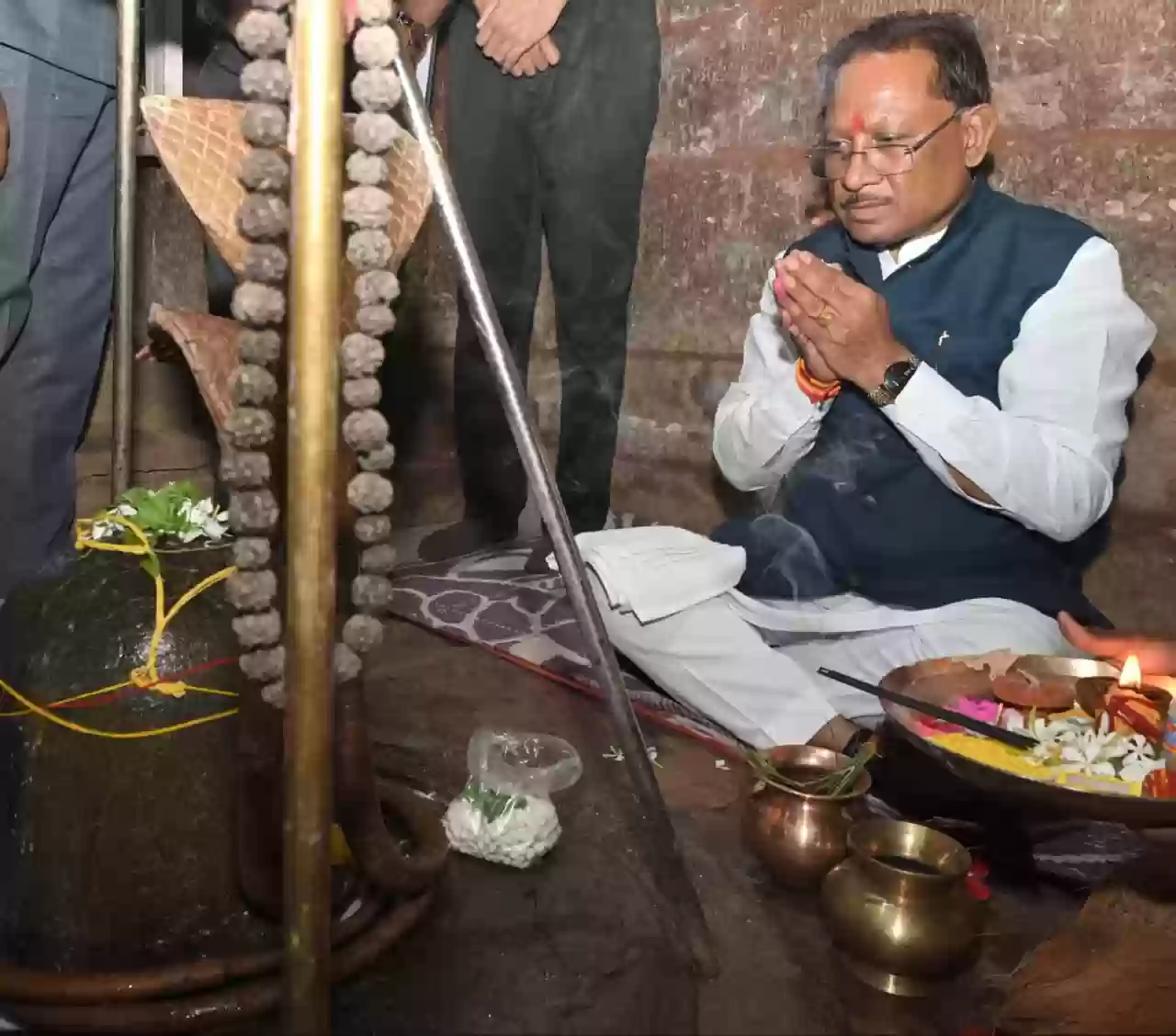 मुख्यमंत्री ने बेमेतरा जिले के सहसपुर गांव में तेरहवीं शताब्दी के प्राचीन शिव व हनुमान मंदिर के किए दर्शन