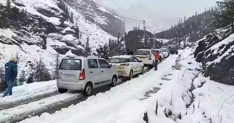 नैनीताल में सैलानियों की रौनक, ऊंची चोटियों पर पहुंच उठा रहे बर्फबारी का आनंद