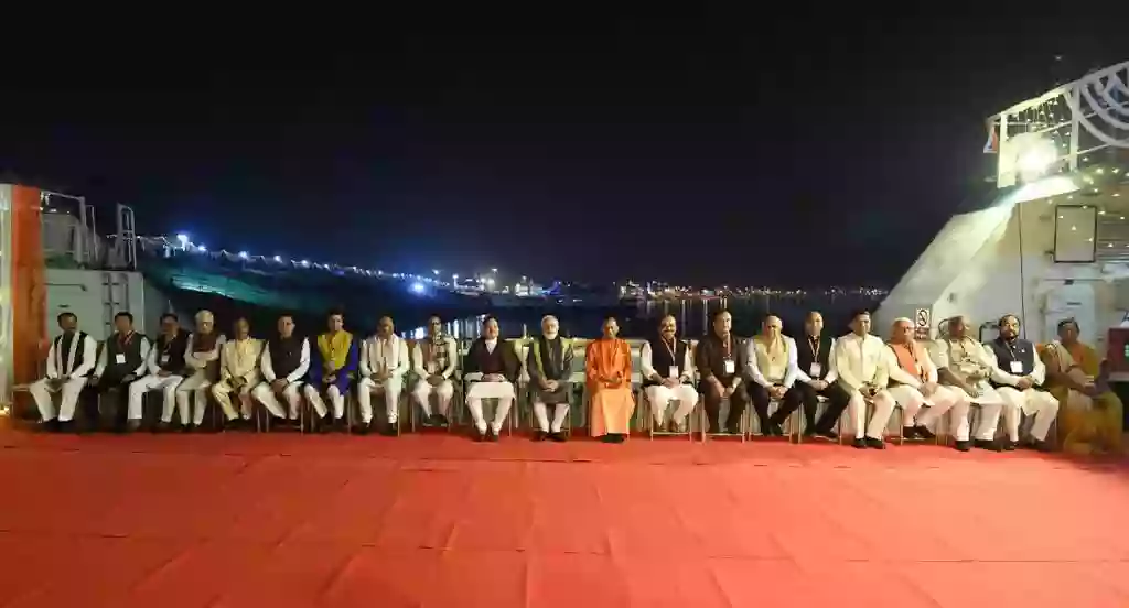 प्रधानमंत्री मोदी संग गंगा आरती में शामिल हुए सीएम शिवराज