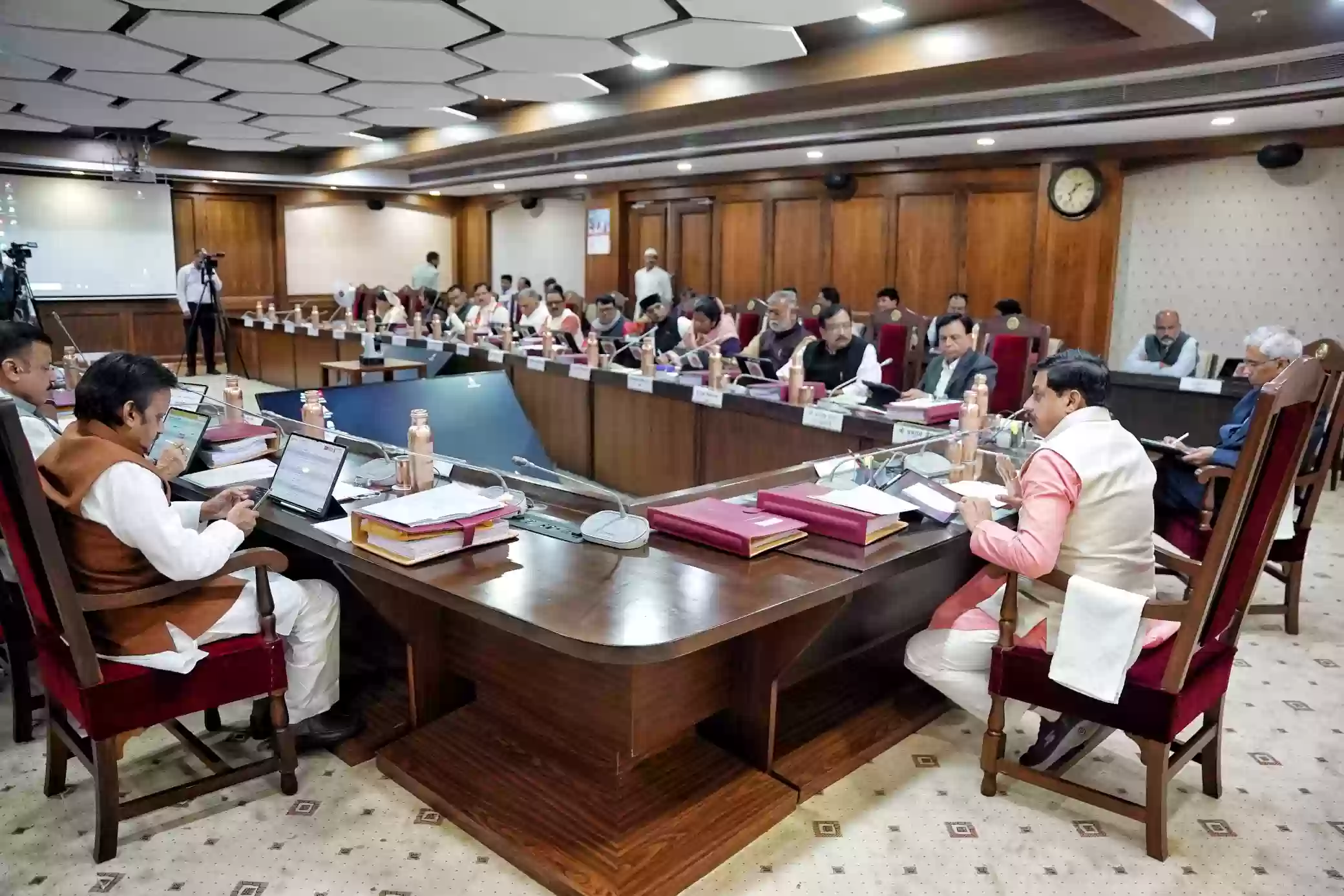 MP Cabinet Meeting: मोहन यादव सरकार के बड़े फैसले, सिंचाई, महिलाओं और विस्थापितों को राहत