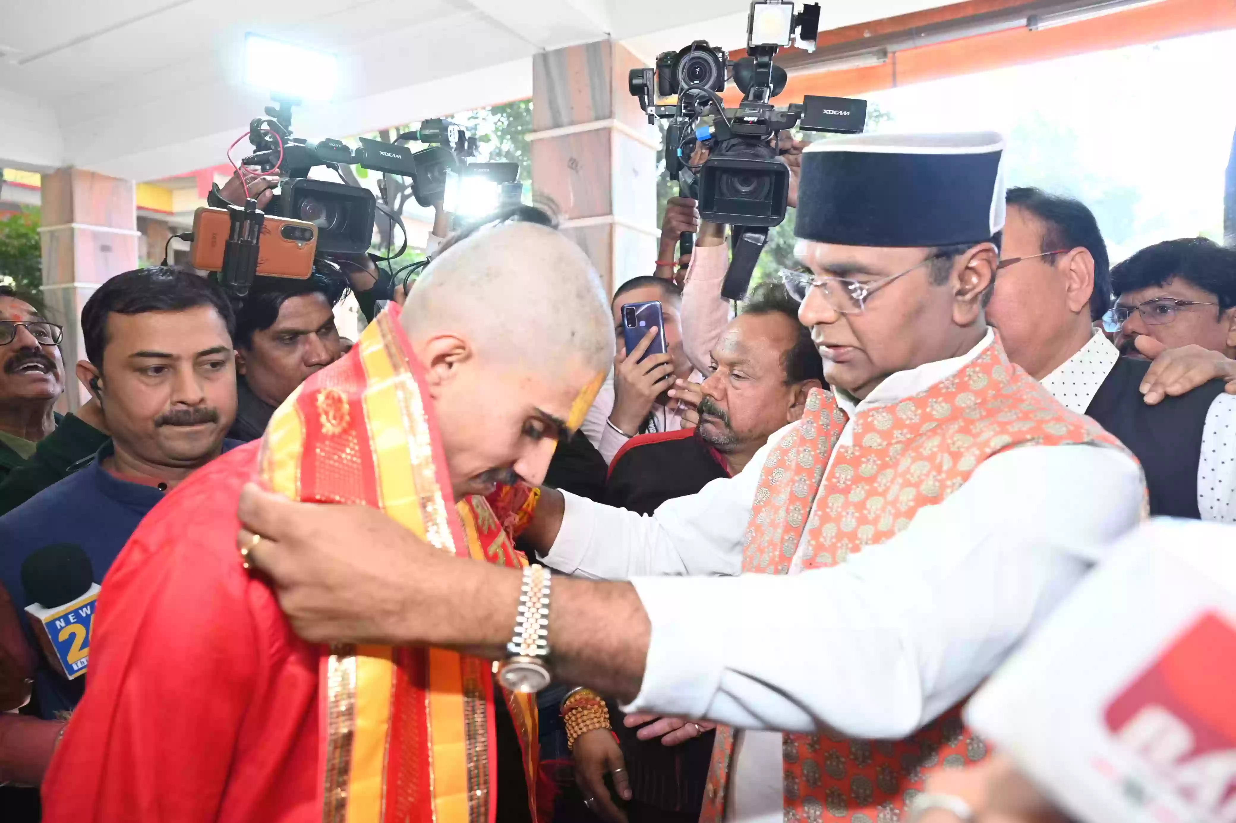 गुफा मंदिर में मंत्रोच्चार के साथ हुई घर वापसी, अमन खान फिर से बने शुभम गोस्वामी, मंत्री सारंग बोले - युवक को जबरदस्ती अमन खान बनाया गया था