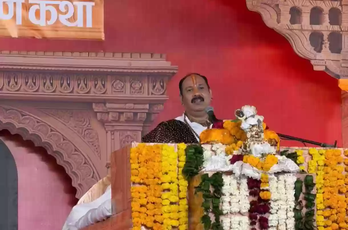 नवग्रह शक्ति पीठ प्राणप्रतिष्ठा महोत्सव: पंडित प्रदीप मिश्रा ने प्रवचन में कहा- पूर्व जन्मों के कर्मों से मुक्ति पाने के लिए शिवपुराण कथा सुनना जरूरी