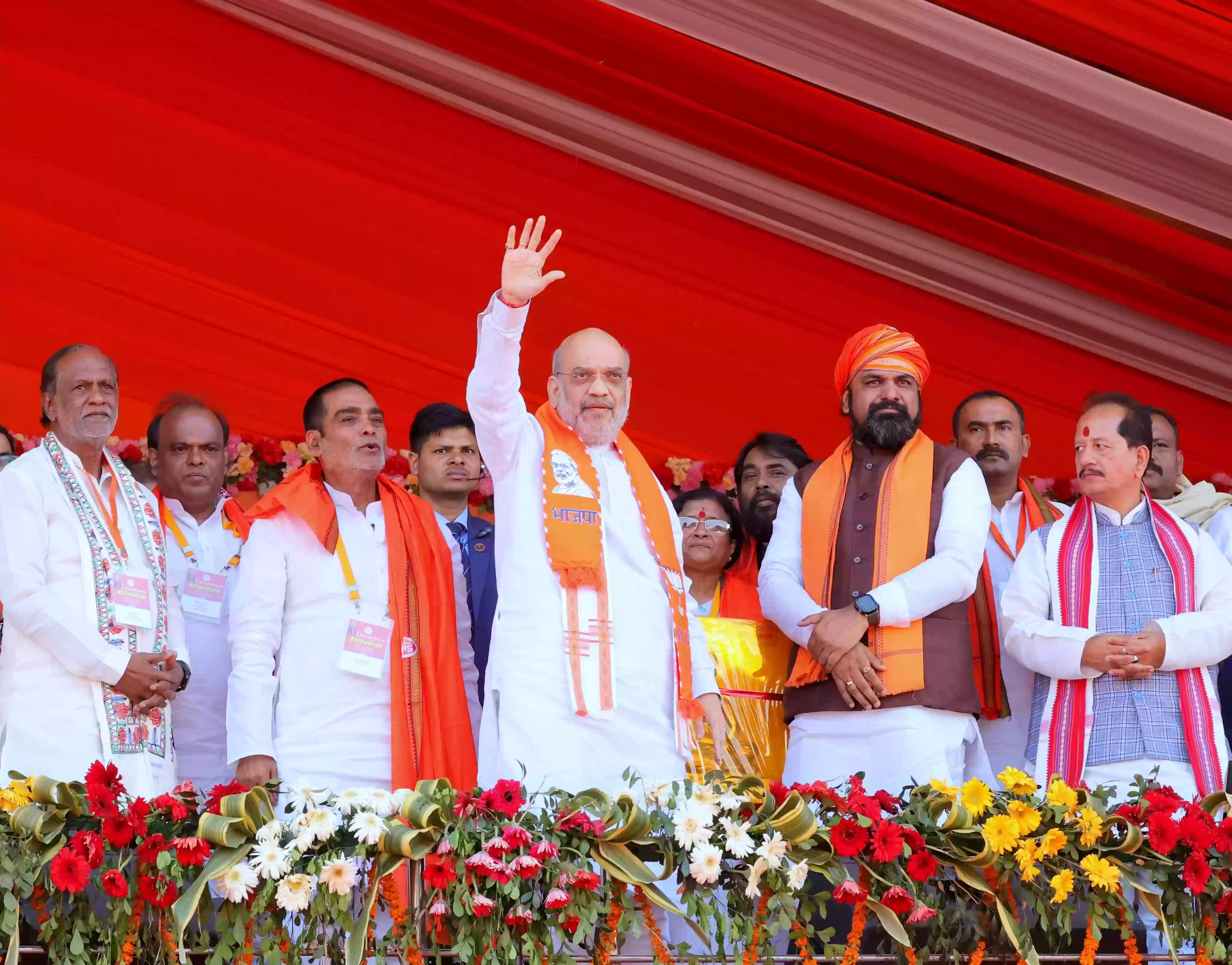 पटना में अमित शाह ने दी RJD को चेतावनी, कहा - ‘गरीबों की जमीन छीनने वाले भू-माफ़ियाओं को उल्टा लटकाकर सीधा कर देंगे’