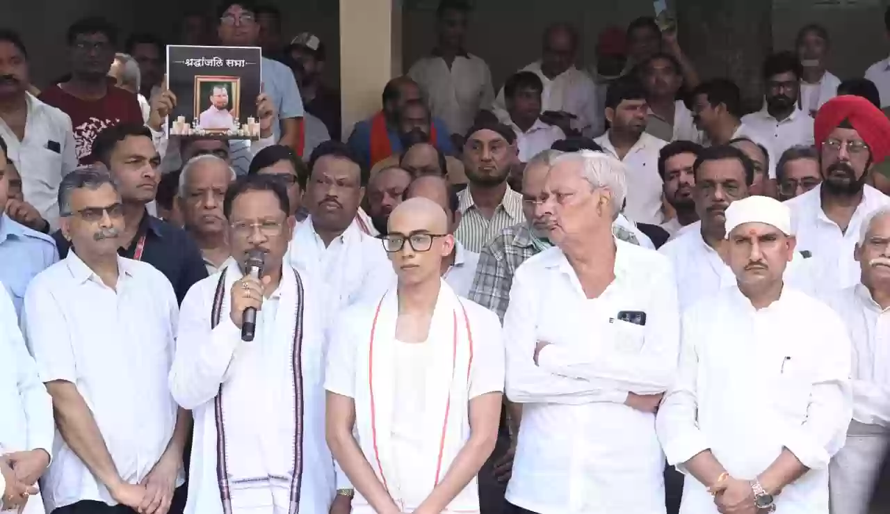 सीएम साय ने आतंकी हमले में दिवंगत दिनेश मिरानिया के पार्थिव शरीर को दिया कंधा, बोले - कायराना हरकत ने देश की आत्मा पर किया चोट