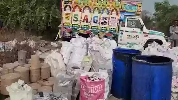 खंडवा में अवैध पटाखा फैक्ट्री का पर्दाफाश, कांग्रेस नेता के ठिकाने से 2 टन बारूद बरामद