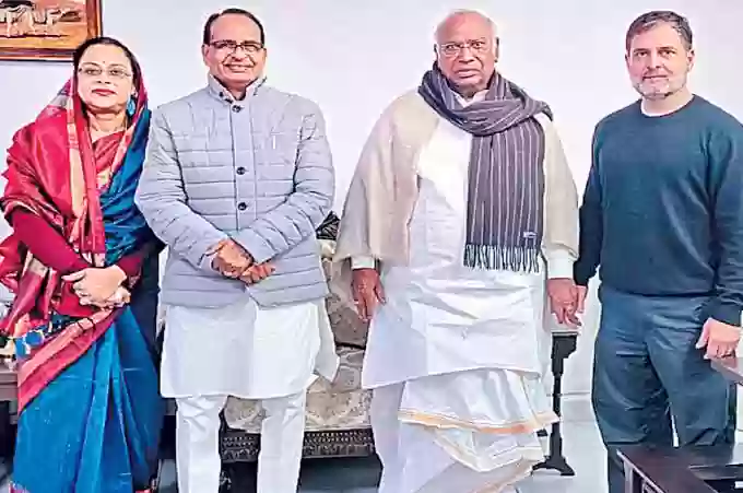 शिवराज सिंह चौहान ने मल्लिकार्जुन खरगे और राहुल गांधी को दिया अपने दोनों बेटों की शादी का निमंत्रण