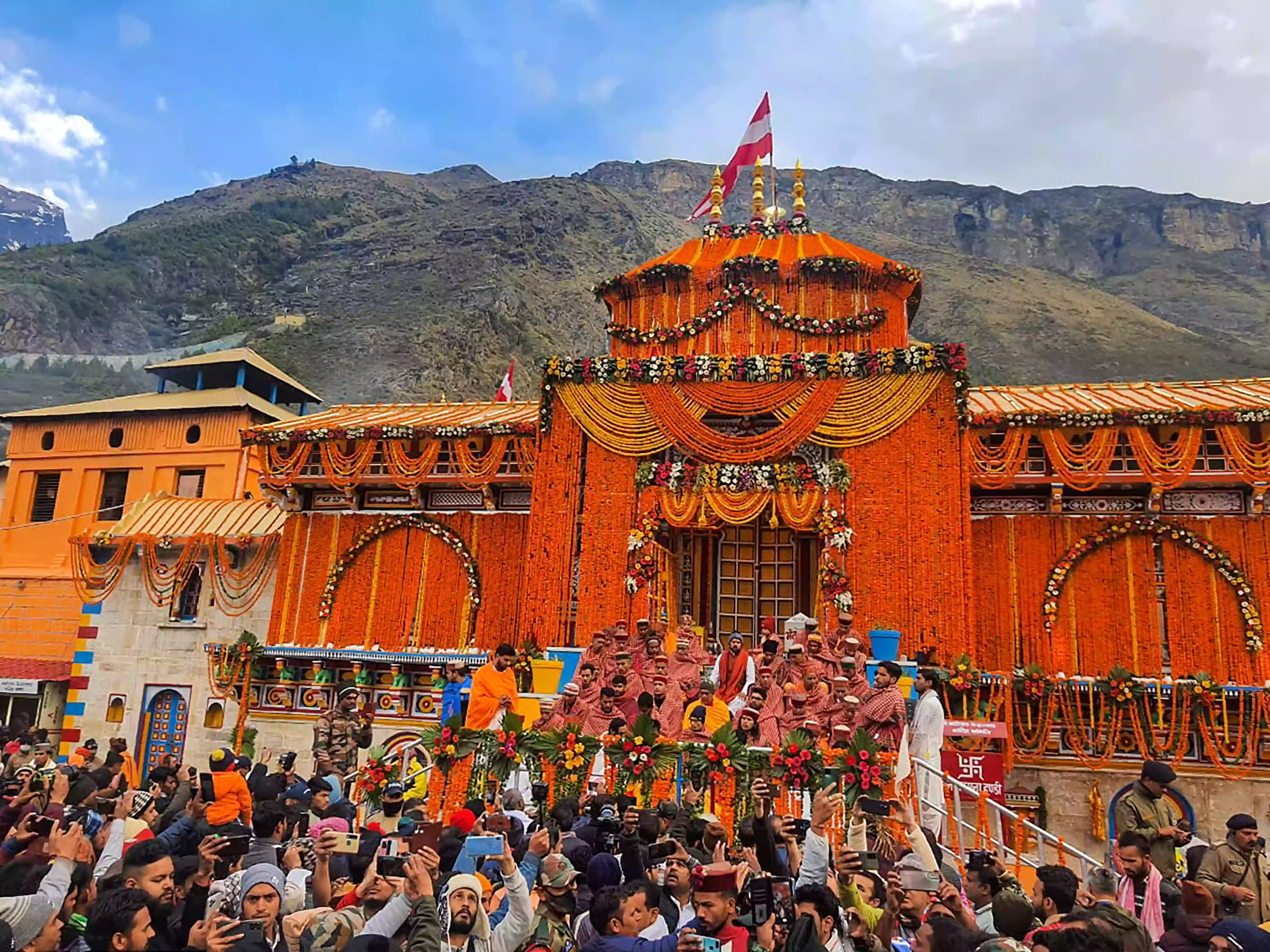 सेना बैंड की धुन के बीच श्रद्धालुओं के लिए खुले बदरीनाथ धाम के कपाट