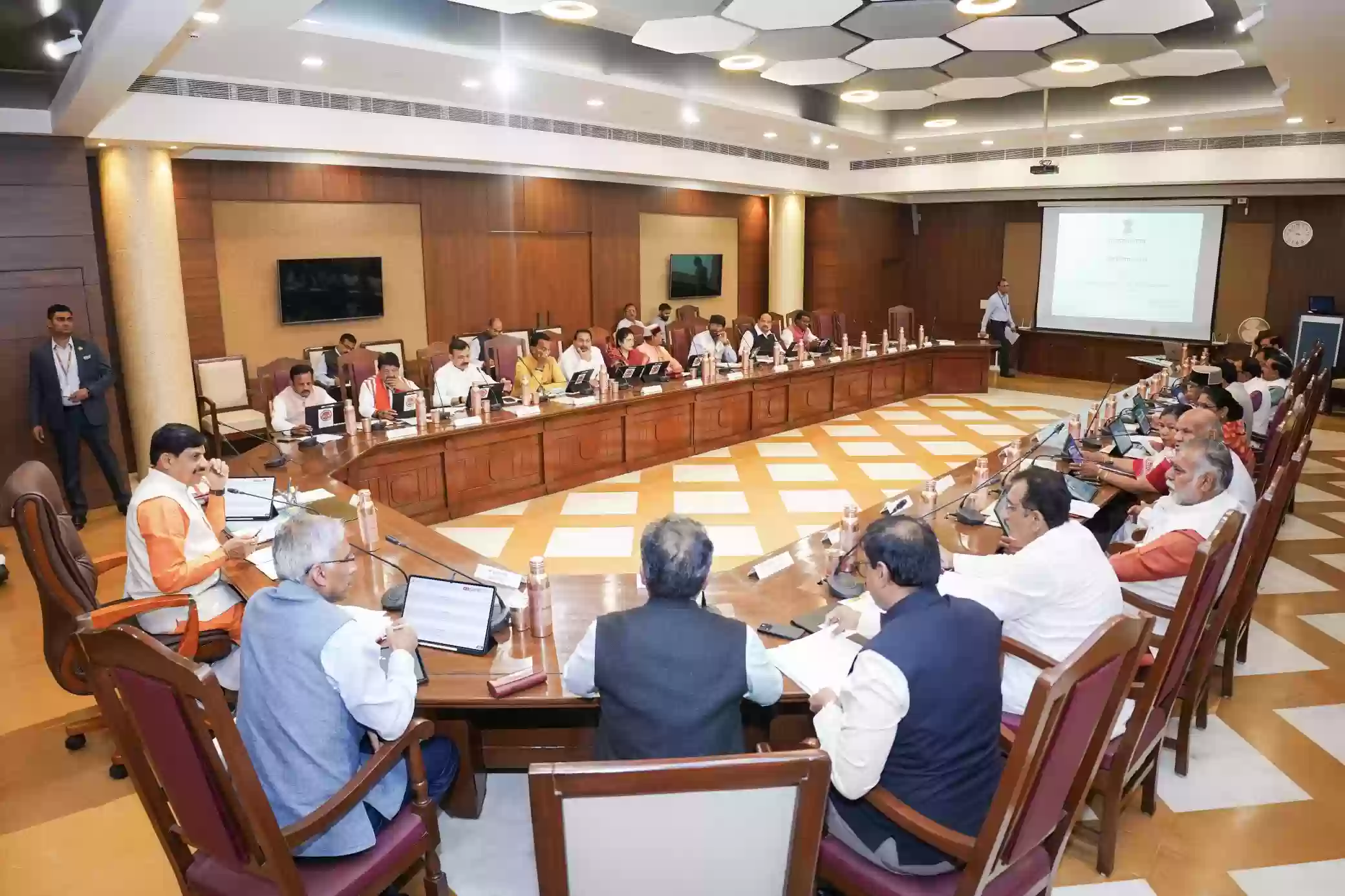 MP Cabinet Decisions: किसान कल्याण पर बड़ा फोकस, 10,500 करोड़ की योजनाएं मंजूर, उड़द पर ₹600 बोनस का ऐलान