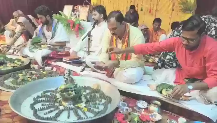सवा ग्यारह लाख पार्थिव शिवलिंग निर्माण कर स्वास्थ्य मंत्री श्यामबिहारी जायसवाल ने किया रुद्राभिषेक, रामकथा में भी हुए शामिल