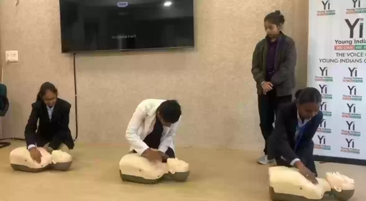 विद्यार्थियों को सिखाया आपातकालीन स्थिति में सीपीआर देकर मरीज की जान बचाने का तरीका