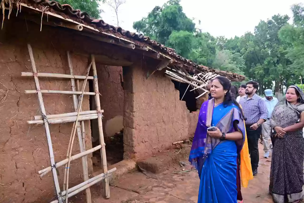 मंत्री लक्ष्मी राजवाड़े ने सूरजपुर के लटोरी क्षेत्र के हाथी प्रभावित गांवों का किया दौरा, हर संभव मदद का दिया आश्वासन