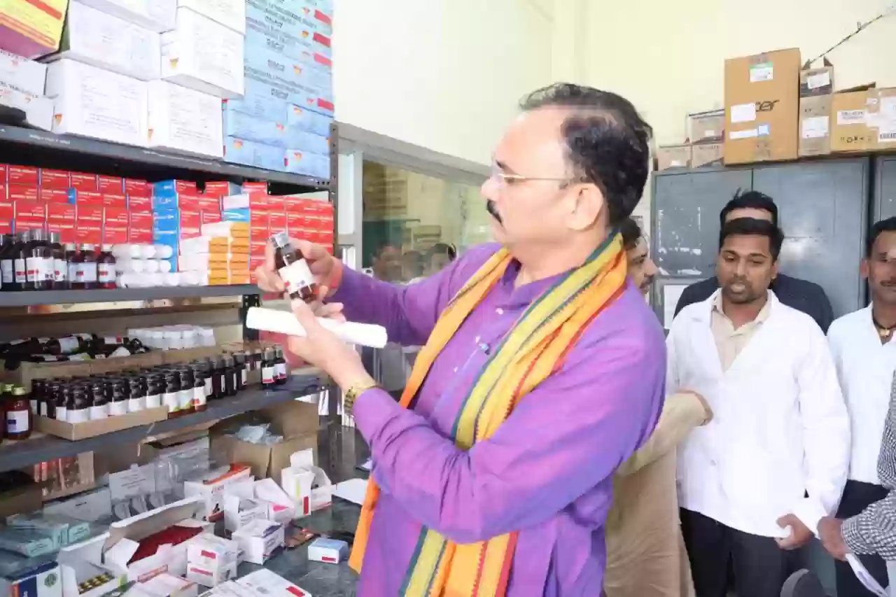 स्वास्थ्य मंत्री ने पीएचसी जेवरा का किया औचक निरीक्षण, दवाओं का स्टॉक और एक्सपायरी डेट देखी
