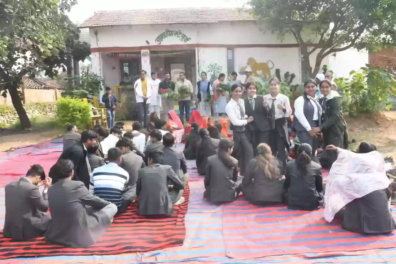 छात्रों ने किया पर्यटन ग्राम पुर्वा का भ्रमण,बघेली भोजन, स्थानीय खेल,बैलगाड़ी सफर का लिया आनंद