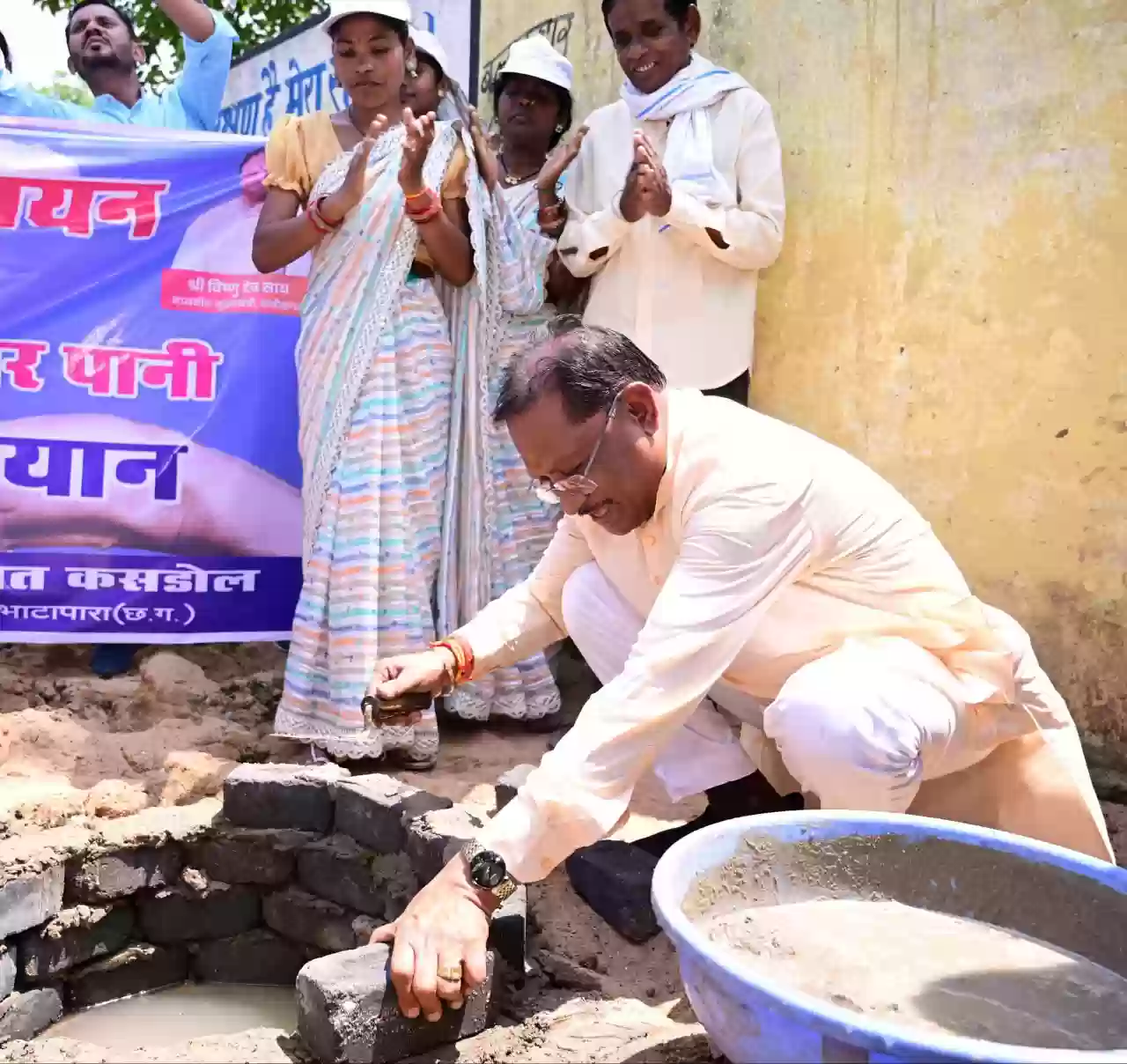 मुख्यमंत्री विष्णु देव साय ने राजमिस्त्री की भूमिका निभाई, सोखता गड्ढे के लिए की ईंट जोड़ाई