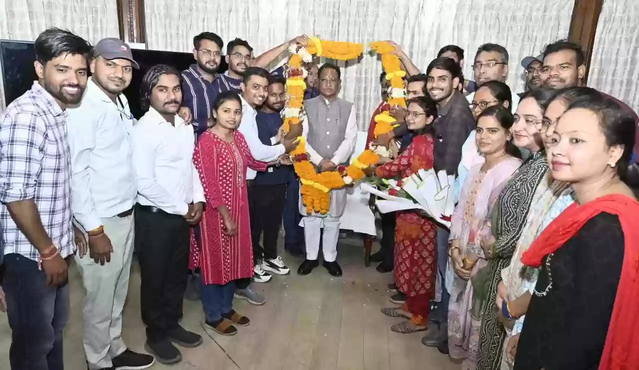 मुख्यमंत्री विष्णु देव साय से मिला बर्खास्त सहायक शिक्षकों का प्रतिनिधिमंडल, जताया आभार