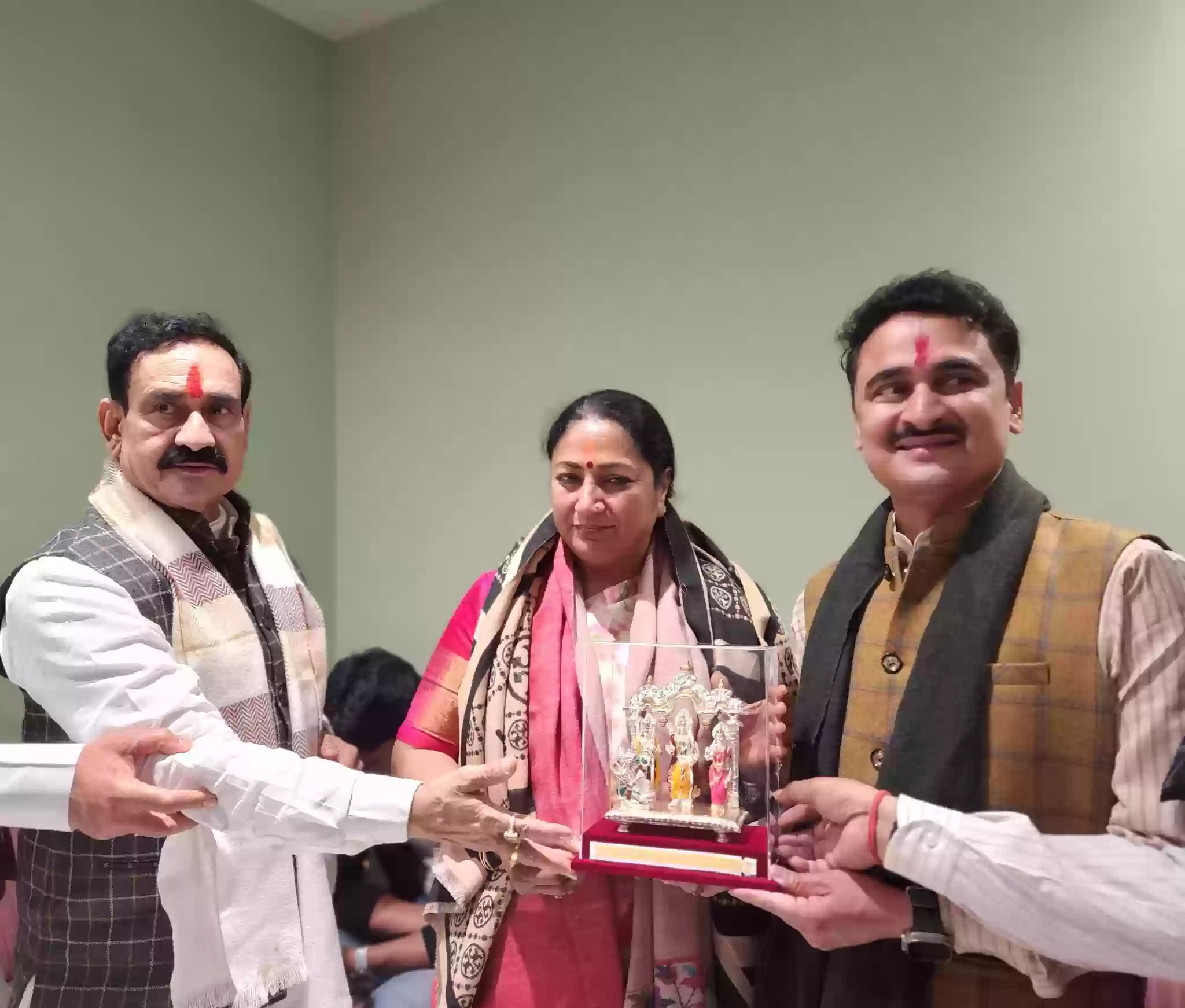दिल्ली CM रेखा गुप्ता पहुंचीं दतिया, पीतांबरा पीठ में किए दर्शन, नरोत्तम मिश्रा के साथ किया रात्रि भोज