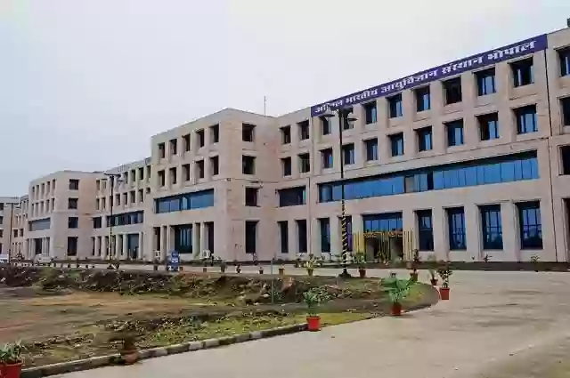 एम्स भोपाल में सिलिकोसिस के मरीज को नई सांस, मध्य भारत में पहली बार ‘होल लंग्स लैवेज’ से बची जान